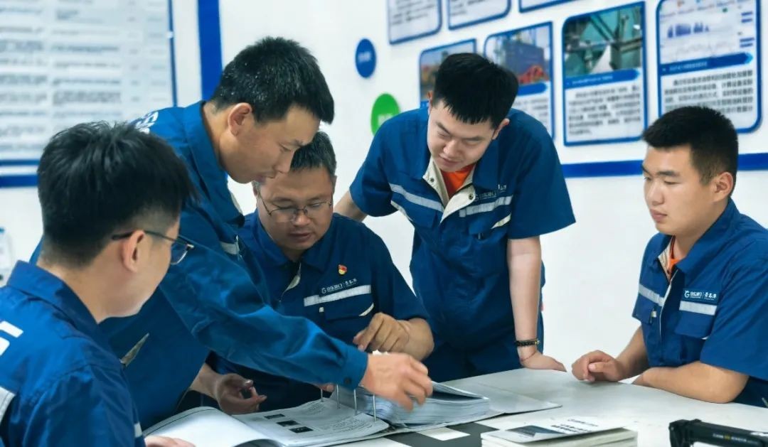 송씨(왼쪽 3)가 동료들과 회의에서 해결책의 가능성을 논의하고 있다.